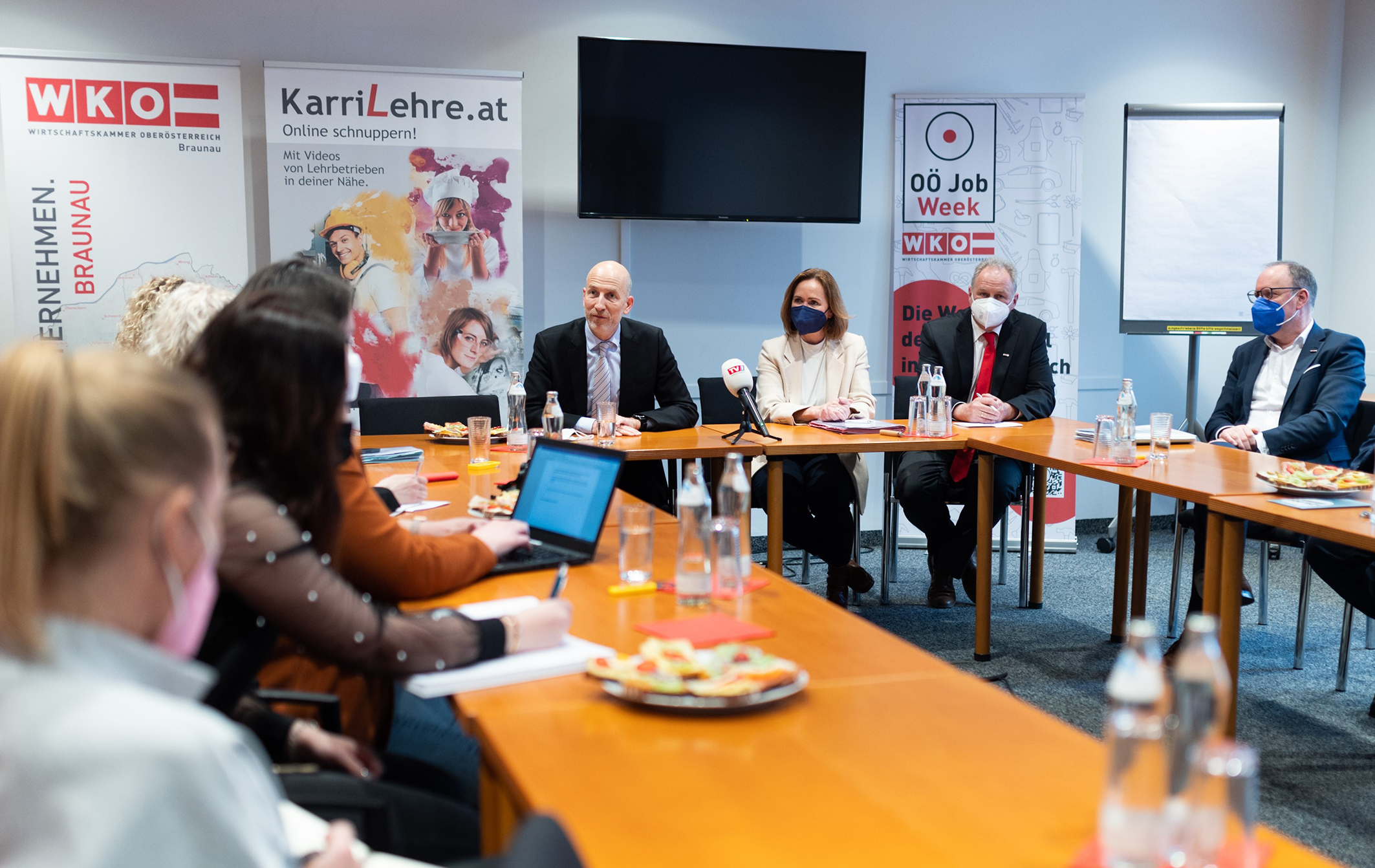 Nach dem Besuch der OÖ Job Week gab Arbeitsminister Martin Kocher in der WKO Braunau einen Überblick über aktuelle Entwicklungen auf dem Arbeitsmarkt. Foto Copyright: BKA/Dunker